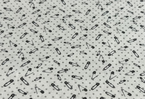 Odds And Ends White Safety Pins / Black bla429 – Quilt-a-way Fabrics